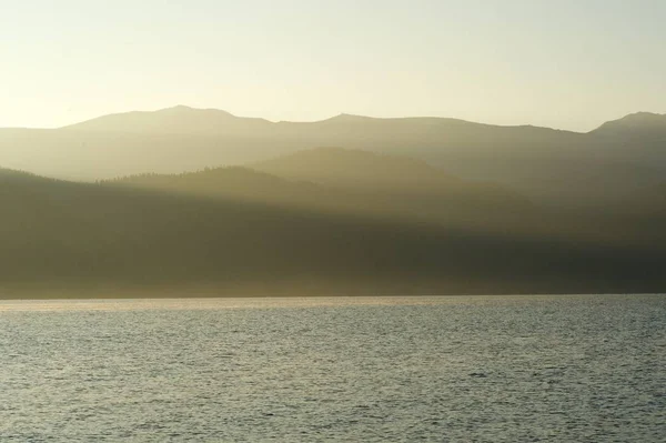 Svítání na Telecké jezero — Stock fotografie