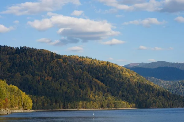 高山湖泊。捷列茨科在阿尔泰山 — 图库照片
