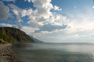 Yeşil bahar orman ve mavi gökyüzü arka plan, Baykal yatay