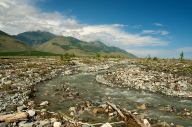 Mavi gökyüzü arka plan ile yaz zamanında dağ Vadisi