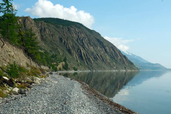 Yeşil bahar orman ve mavi gökyüzü arka plan, Baykal yatay