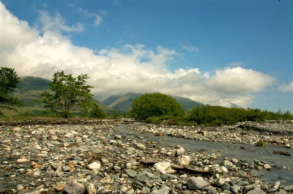 Mavi gökyüzü arka plan ile yaz zamanında dağ Vadisi