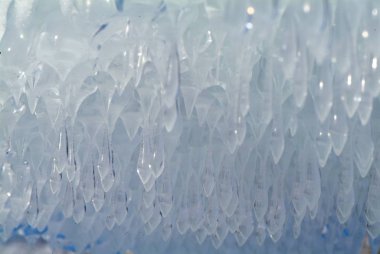 Garip formunda buz sarkıtları ağaç göl