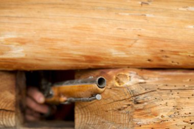 Ahşap evin arka planda av tüfeği