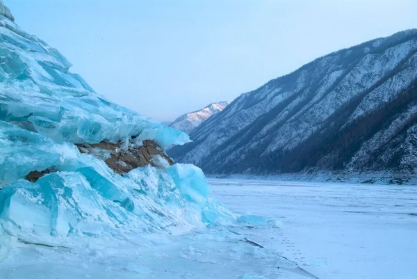 Ραγισμένα πάγου στην πλαγιά του λόφου με φόντο τη λίμνη — Φωτογραφία Αρχείου