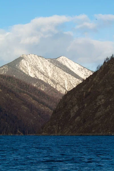 Picos de montanha com floresta de outono e lago — Fotografia de Stock