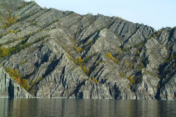 Picos refletindo em lago de montanha como em um espelho — Fotografia de Stock