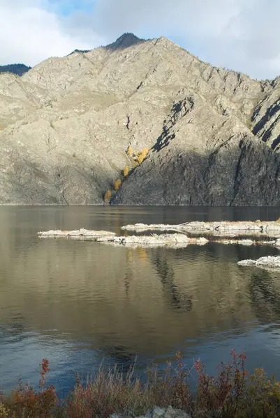 Picos refletindo em lago de montanha como em um espelho — Fotografia de Stock