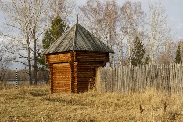Деревянный дом на фоне осеннего леса — стоковое фото