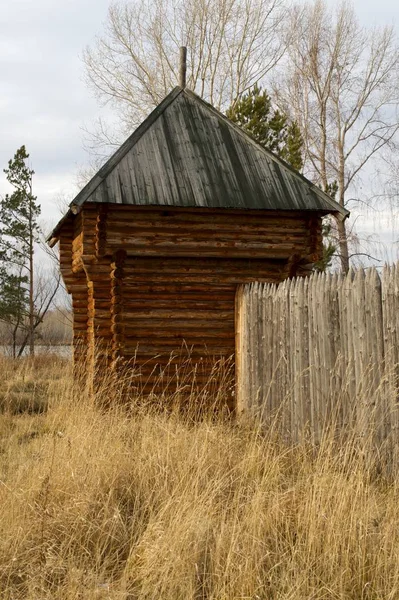 Das Holzhaus auf dem Hintergrund des Herbstwaldes — Stockfoto