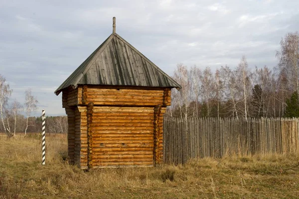 Das Holzhaus auf dem Hintergrund des Herbstwaldes — Stockfoto