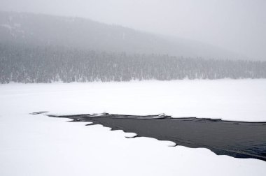 Ücretsiz kar bağlı dağ nehir kışın buz
