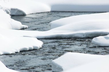 Ücretsiz kar bağlı dağ nehir kışın buz