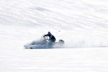 Güneşli bir günde spor snowmobile sürüş adam