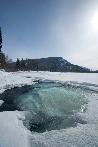 Ghiaccio fiume di montagna senza neve in inverno — Foto Stock