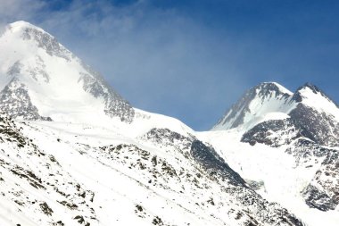 Buzul mavi gökyüzü ile dağlarda