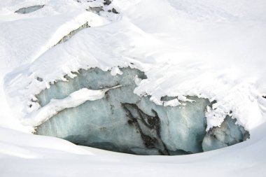 Buzul mavi gökyüzü ile dağlarda