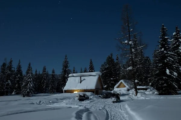 Winter wooden house at night — Stock Photo, Image