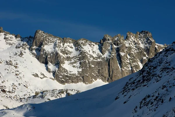 山中被白雪覆盖的岩石 — 图库照片