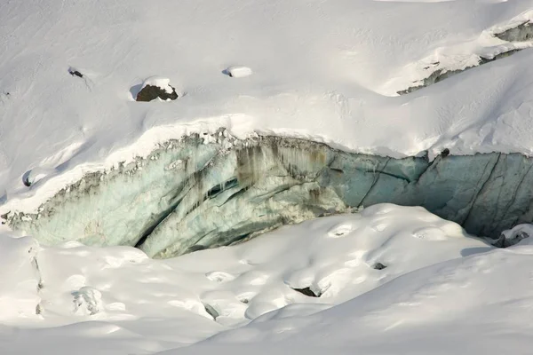 Glaciären i bergen med blå himmel — Stockfoto