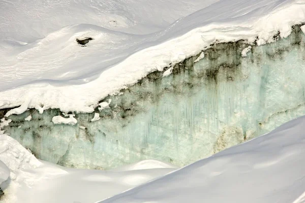 Glacier dans les montagnes avec ciel bleu — Photo