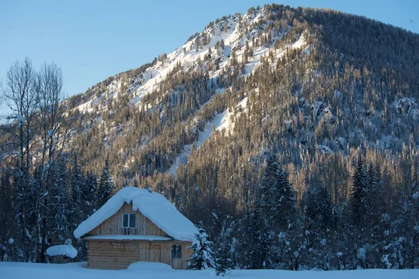 Tradycyjny stary drewniany dom w zimie — Zdjęcie stockowe