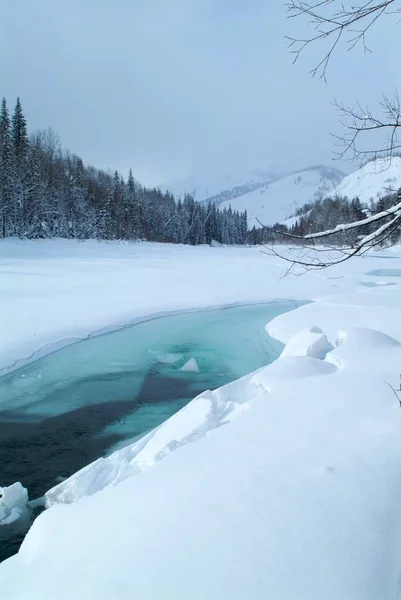 Krásná zasněžená zimní krajina s zamrzlou řeku a modrá obloha — Stock fotografie