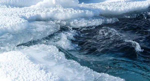 Bela paisagem de inverno nevado com rio congelado e céu azul — Fotografia de Stock
