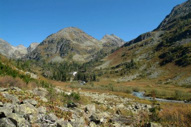 Dağlar ve mavi gökyüzü şelale güzel görünüm
