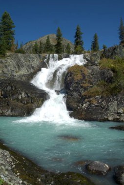 Dağ nehir eşikleri ile