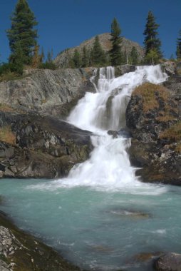 Dağ nehir eşikleri ile