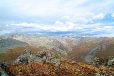 Dağ doruklarına Altay gecenin içinde