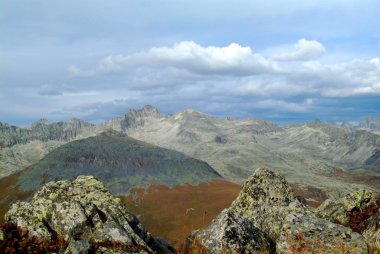 Dağ doruklarına Altay gecenin içinde