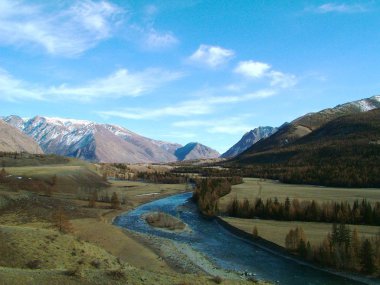 Mavi gökyüzü ile turkuaz Katun dağlarından güzel görünüm