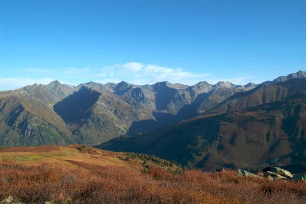 Picos de montaña en el Altay por la mañana —  Fotos de Stock