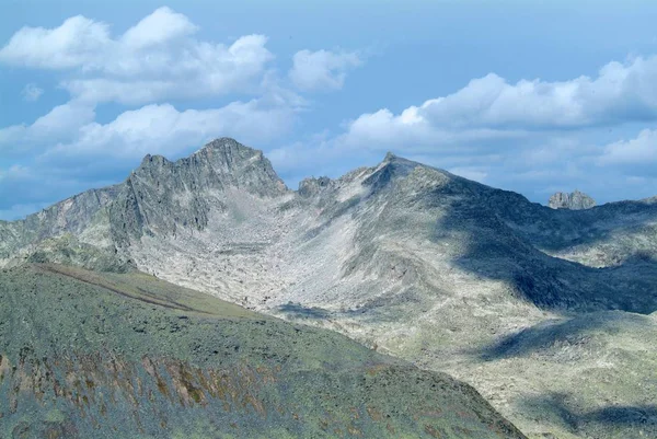 Горные вершины Алтая утром — стоковое фото