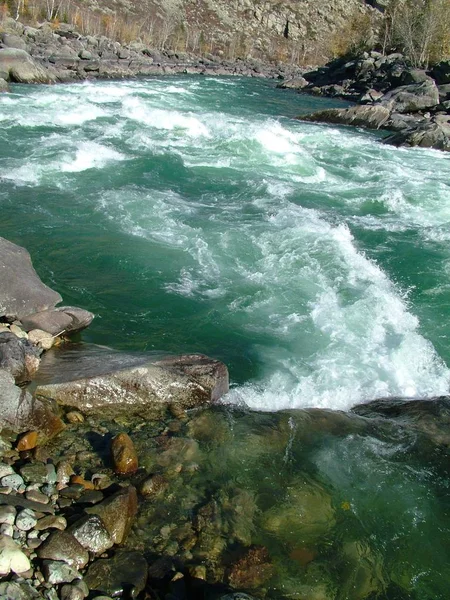 Mountain river med tröskelvärdena — Stockfoto