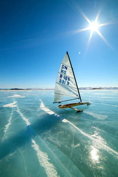 Boat for kitewing frozen ice on a beautiful lake on a background of blue sky — Stock Photo, Image