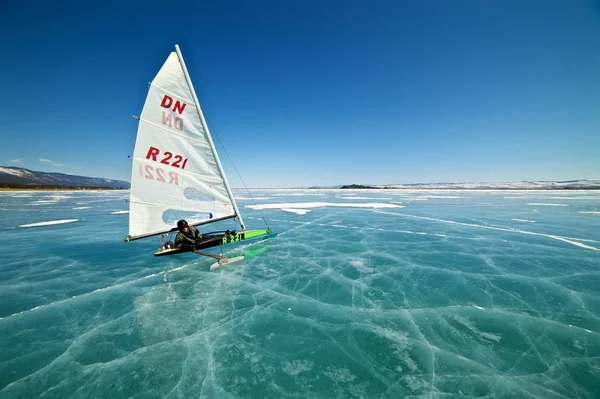 青空を背景に美しい湖の氷を冷凍 kitewing のためのボート — ストック写真