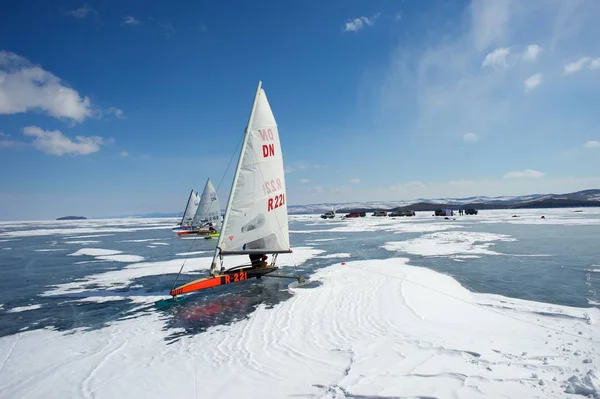Barca per kitewing ghiaccio congelato su un bellissimo lago su uno sfondo di cielo blu — Foto Stock