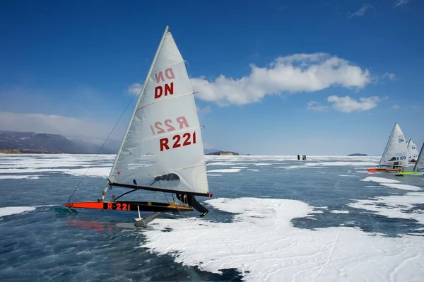 青空を背景に美しい湖の氷を冷凍 kitewing のためのボート — ストック写真