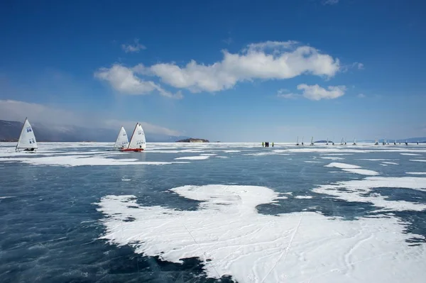 Barca per kitewing ghiaccio congelato su un bellissimo lago su uno sfondo di cielo blu — Foto Stock