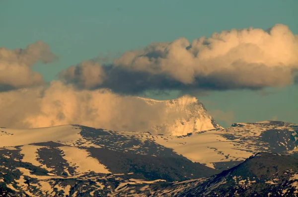 Snow-covered hills of the high mountains — Stock Photo, Image