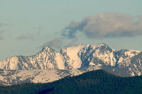 Colinas cubiertas de nieve de las altas montañas —  Fotos de Stock