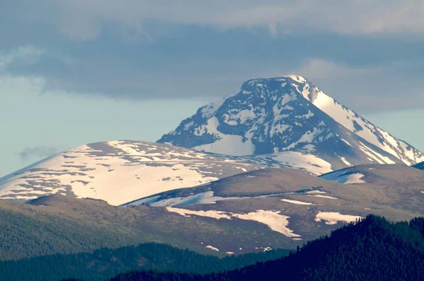 Yüksek dağlar karla kaplı tepeler — Stok fotoğraf