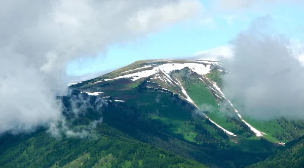 Заснеженные холмы высоких гор — стоковое фото