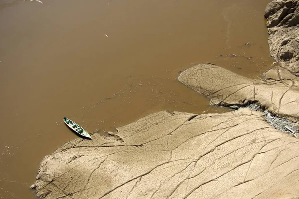 Дерев'яний човен причалив на берег — стокове фото