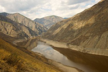 Khakassia dağ nehir manzaralı Sayany