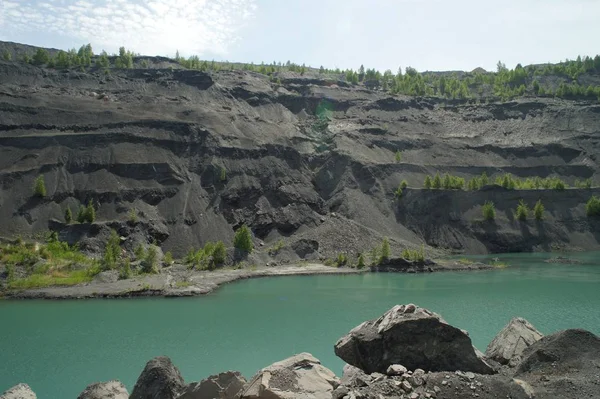 Pedreira abandonada para mineração de carvão na região de Kemerovo — Fotografia de Stock