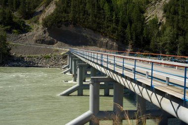 Yeni motor köprü Katun Nehri üzerinden